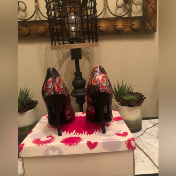 Black multi colored pumps; worn twice; perfect condition; very nice - Picture 3 of 8